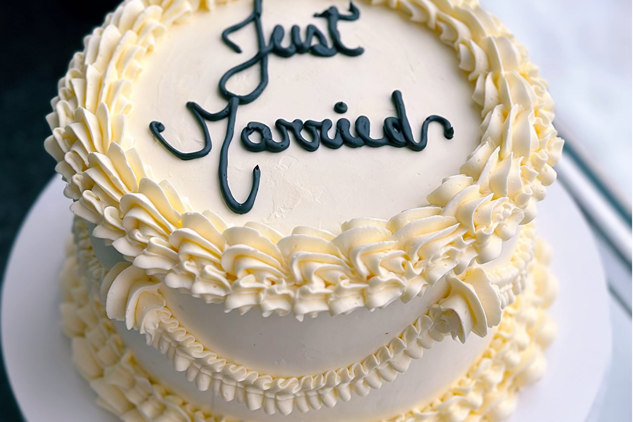 Vintage style gluten free wedding cake with hand piped buttercream decoration, custom made by Gluten Tag in Copenhagen