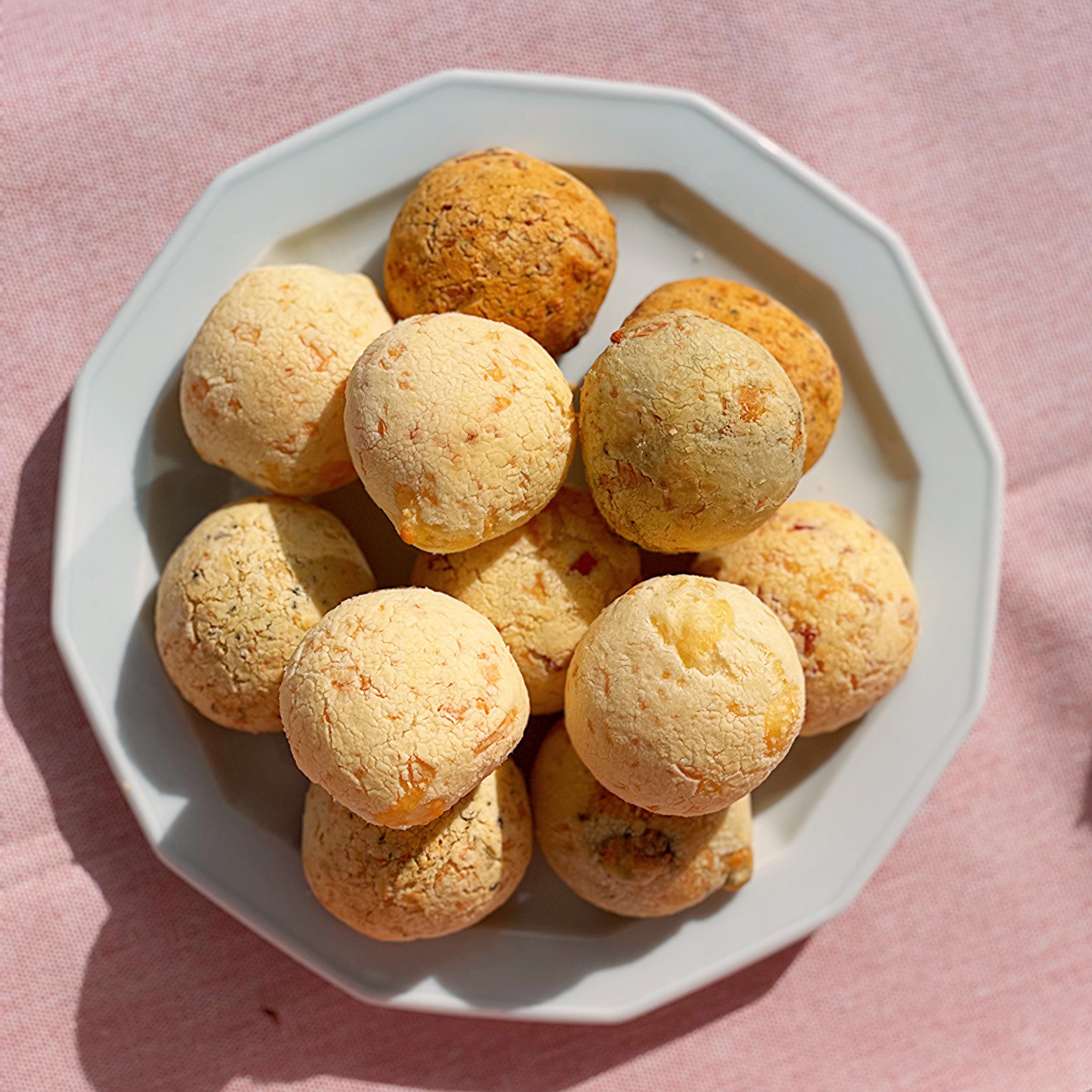 Plate of gluten-free chipa, the traditional South American cheese bread, baked and ready to eat, made by Gluten Tag in Copenhagen.