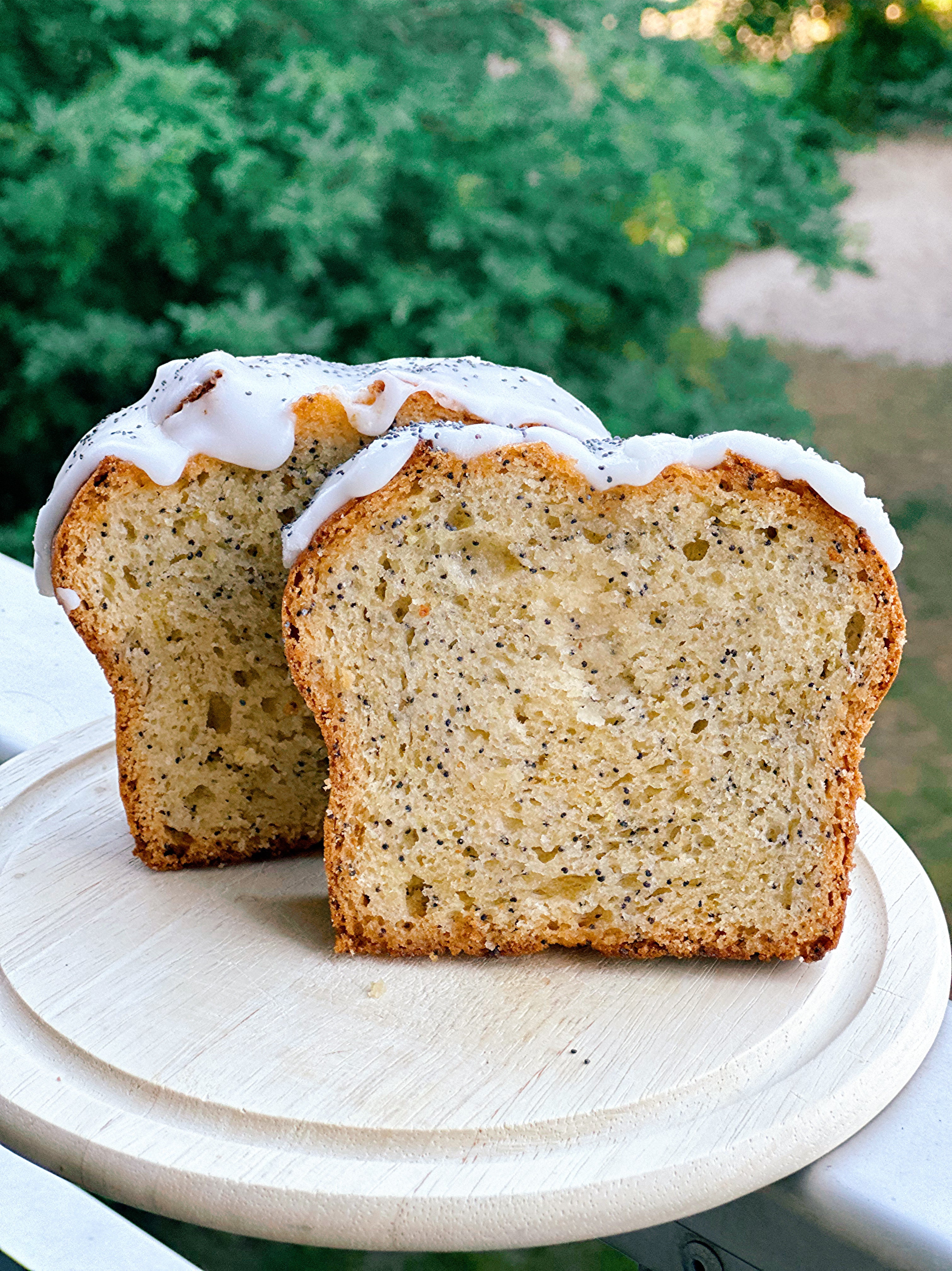 Sliced gluten-free lemon poppy seed pound cake with delicate lemon glaze, baked by Gluten Tag in Copenhagen